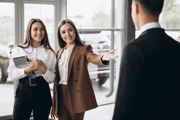 Hombres y mujeres de negocios trabajando en tableta en la oficina