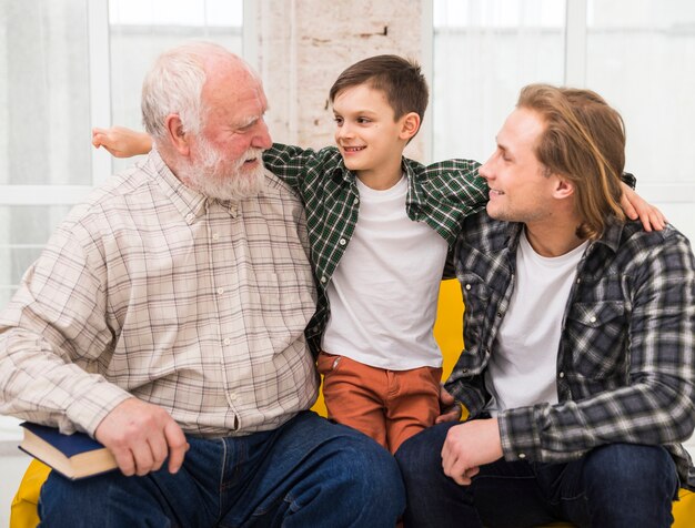 Foto gratuita hombres multigeneracionales abrazados