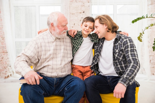 Hombres multigeneracionales abrazándose con amor.