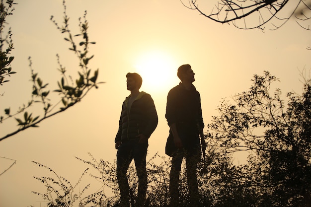 Foto gratuita hombres en la naturaleza