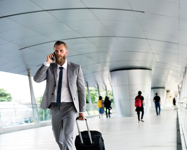 Foto gratuito hombres de negocios caminar llamar por teléfono equipaje viaje de negocios