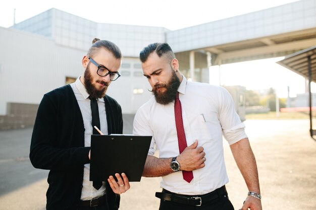 Hombres de negocios comprobando una lista de comprobación