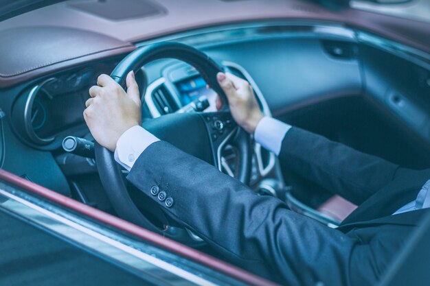 Los hombres de negocios conducen los coches en sus coches