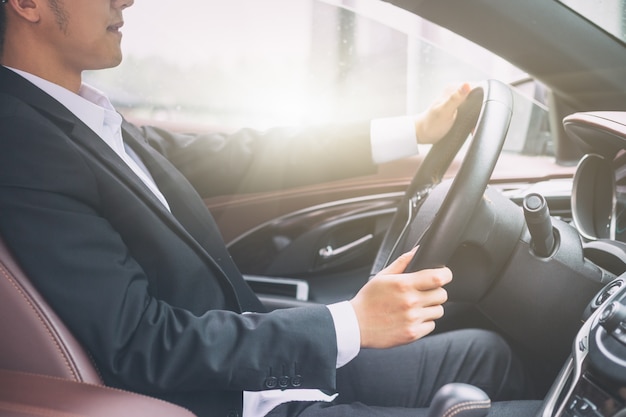 Los hombres de negocios conducen fotos de coches