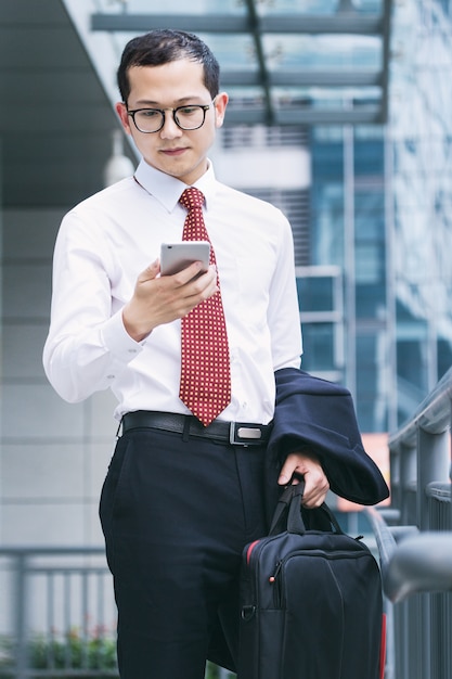 Los hombres de negocios contestan los teléfonos en la puerta de la oficina