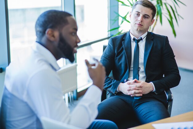 Hombres de negocios conversando