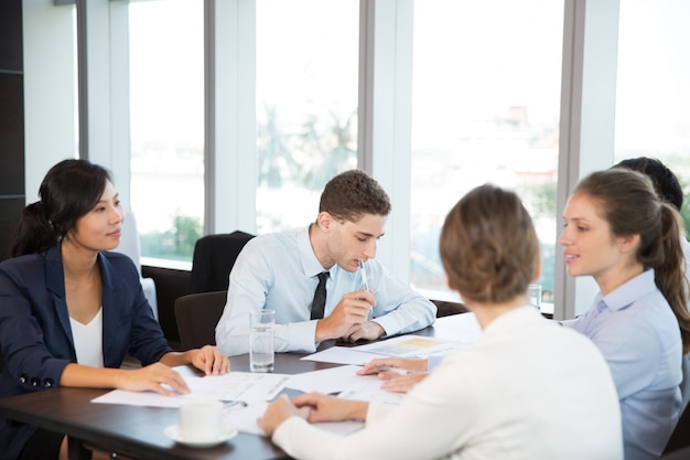 Los hombres de negocios Discusión