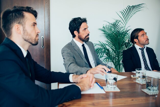 Hombres de negocios elegantes prestando atención