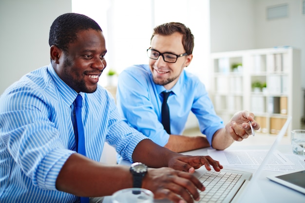 Hombres de negocios felices con camisas azules