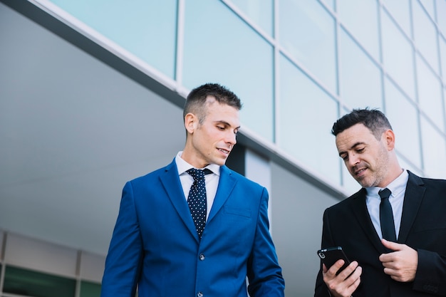 Hombres de negocios hablando