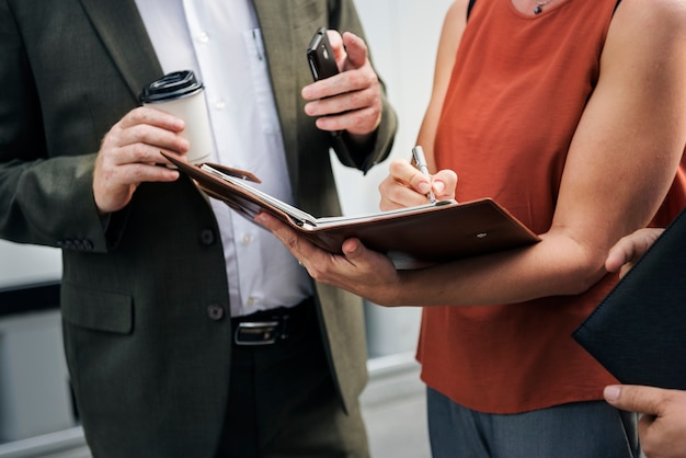 Hombres de negocios juntos concepto de comunicación