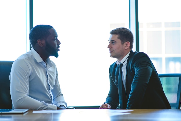 Hombres de negocios en oficina