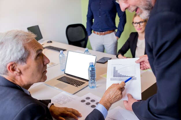 Hombres de negocios que discuten durante una reunión