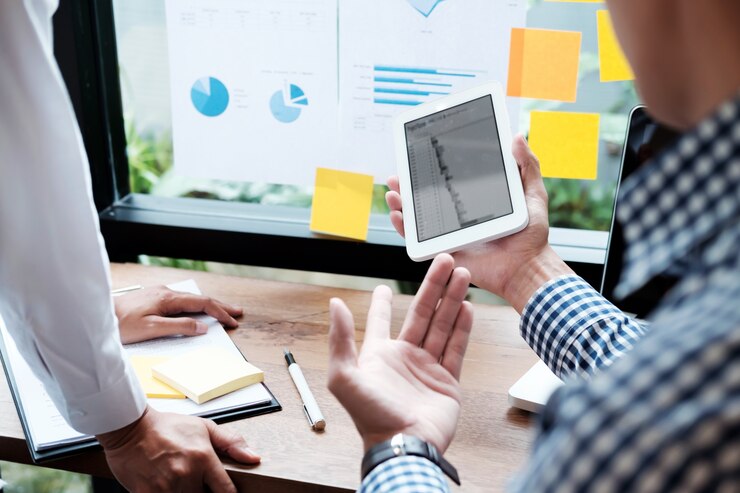 Foto gratuito hombres de negocios que encuentran concepto de las ideas del diseño. planificación empresarial