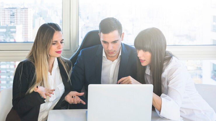 Foto gratuito hombres de negocios que miran el ordenador portátil que tiene discusión en la reunión