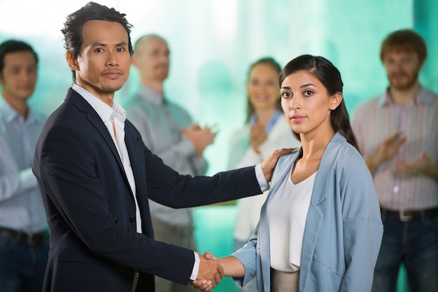 Hombres de negocios que sacude las manos y Sellado de acuerdo