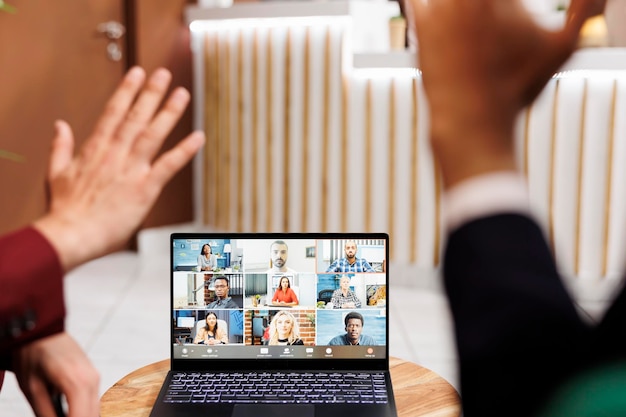 Hombres de negocios en una reunión informativa sobre teletrabajo en el lobby de la recepción del hotel, personas que utilizan una conexión de videollamada en línea para discutir nuevas ideas de asociación. Empresarios que viajan por motivos laborales al extranjero.