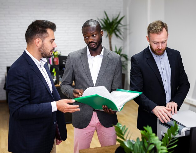 Hombres de negocios revisando carpetas