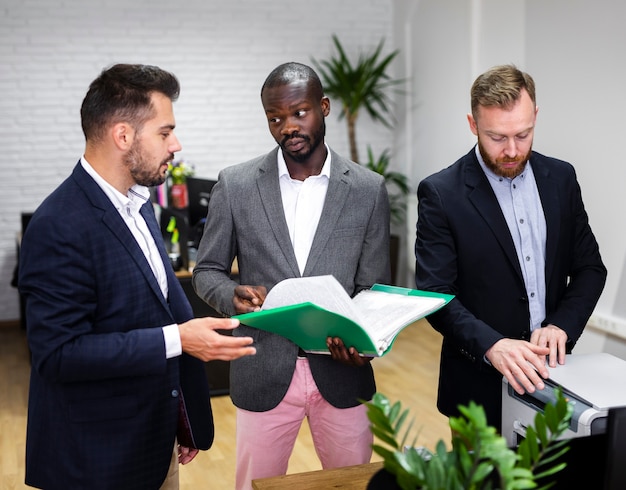 Hombres de negocios revisando carpetas