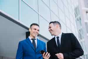 Foto gratuita hombres de negocios riendo