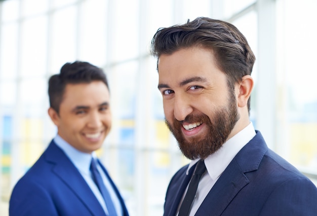 Hombres de negocios sonriendo en la oficina