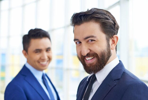 Hombres de negocios sonriendo en la oficina