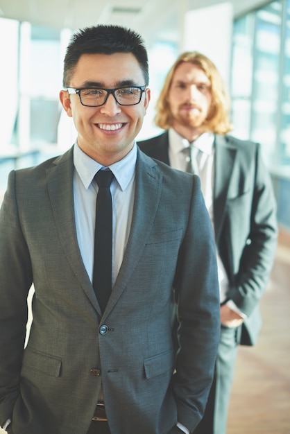 Hombres de negocios sonrientes en su oficina