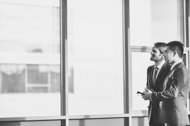 Hombres de negocios trabajando juntos