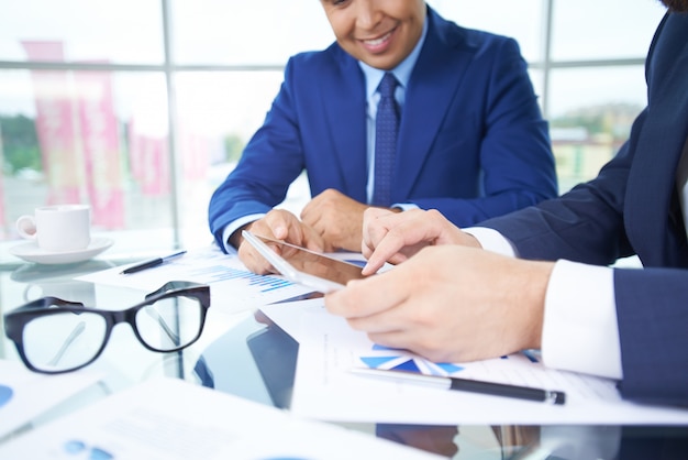 Hombres de negocios trabajando con una pantalla táctil primer plano