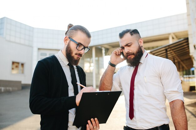 Hombres de negocios trabajando con un sujetapapeles