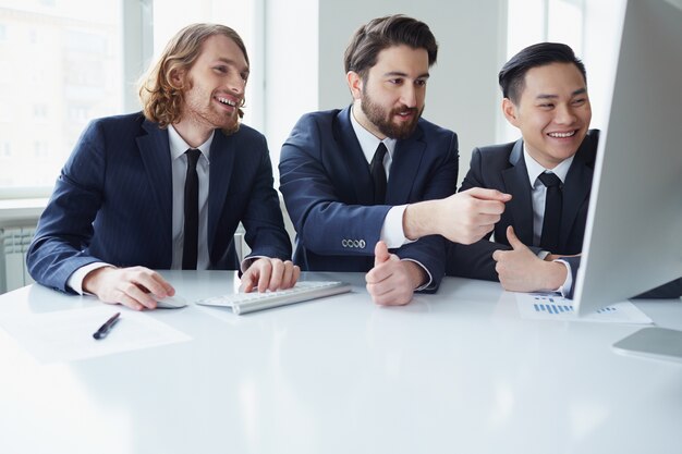 Hombres de negocios viendo la presentación del proyecto