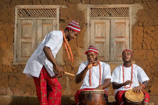 Hombres nigerianos de tiro medio haciendo música