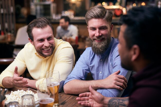 Hombres pasando el fin de semana en el pub.