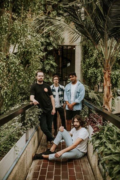 Hombres posando en el jardín, sesión de fotos de invernadero botánico