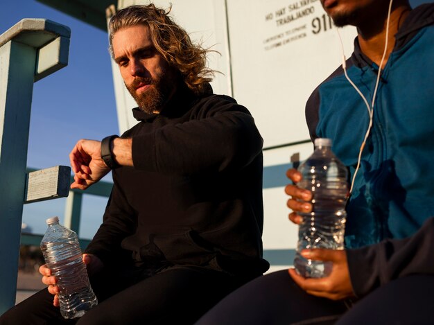 Hombres preparándose para el deporte por la noche.