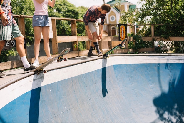 Hombres preparándose para montar patinetas