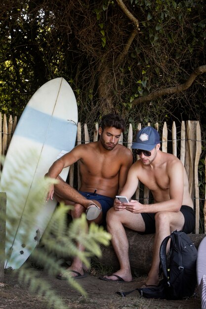 Hombres preparándose para surfear juntos