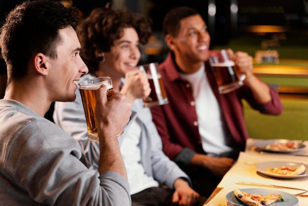 Foto gratuita hombres de primer plano bebiendo cerveza