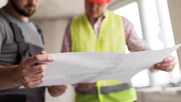 Hombres de primer plano mirando proyecto