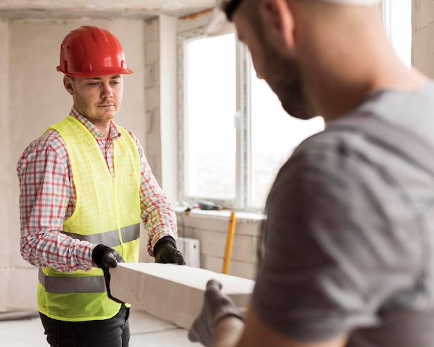 Hombres de primer plano que trabajan con cascos