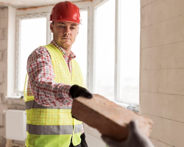 Hombres de primer plano que trabajan en la construcción