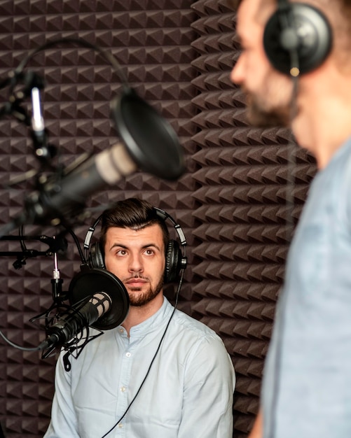 Hombres de primer plano en radio con equipo