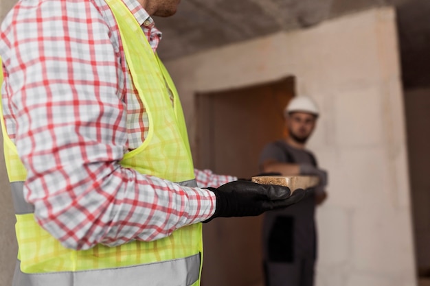 Hombres de primer plano trabajando juntos