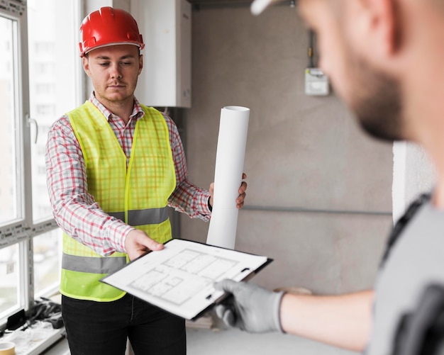 Hombres de primer plano trabajando juntos