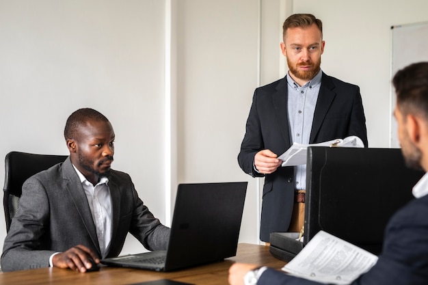 Foto gratuita hombres profesionales discutiendo ideas