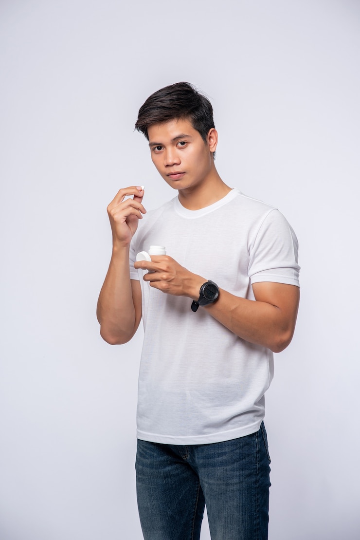 Foto gratuito hombres que están enfermos y están a punto de tomar antibióticos.