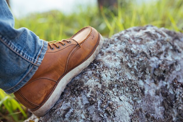 Hombres que pisaron las rocas y listos para viajar.