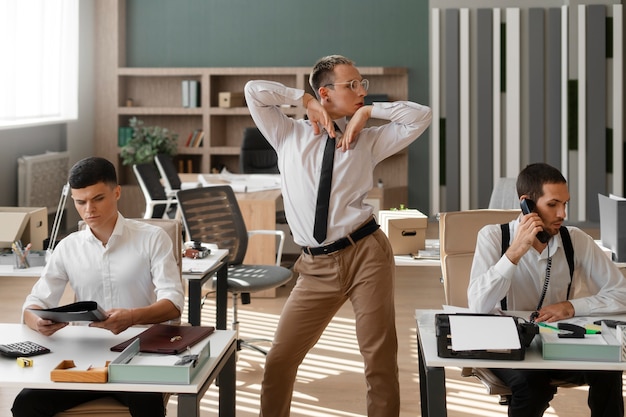 Foto gratuita hombres realizando bailes de moda en interiores