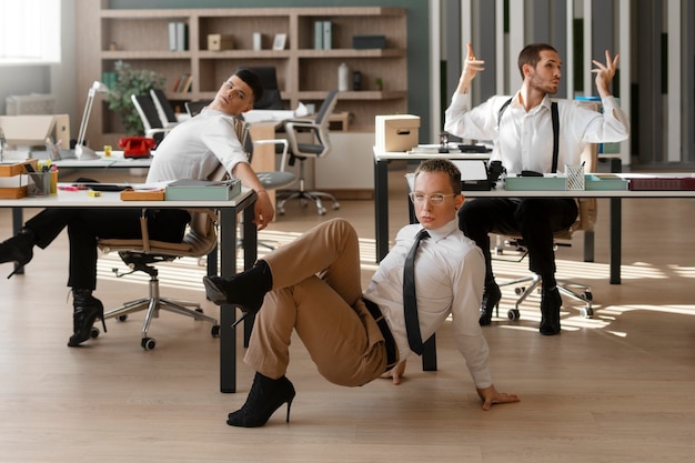 Hombres realizando bailes de moda en interiores