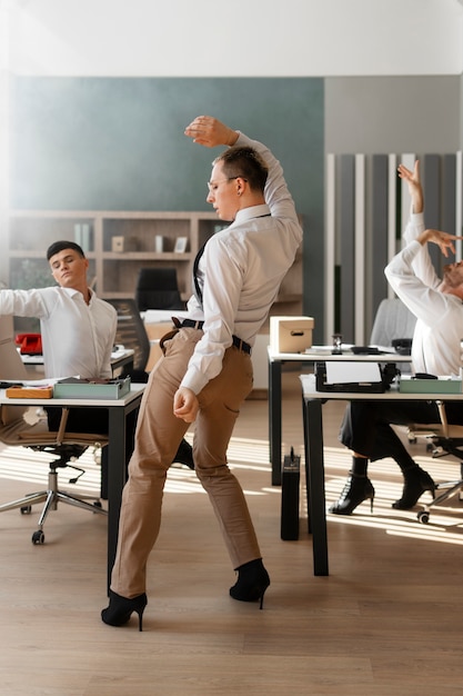 Foto gratuita hombres realizando bailes de moda en interiores